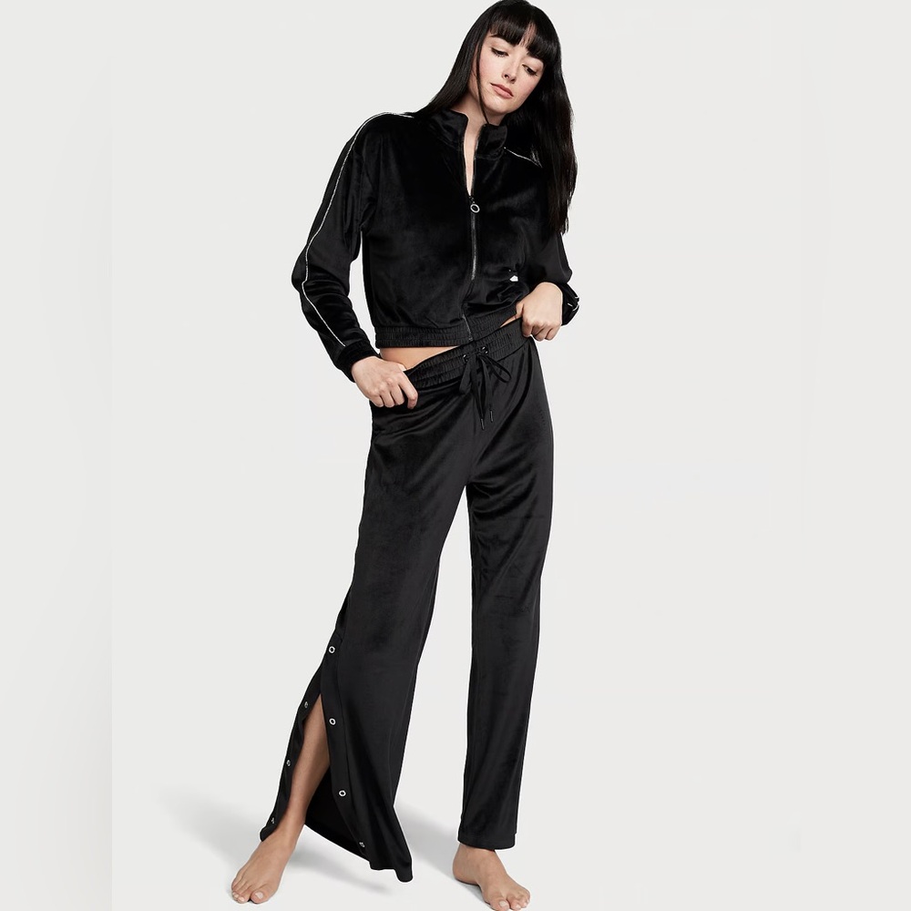 VICTORIA'S SECRET
Velour Diamante Wide-Leg Snap Lounge Sweatsuit